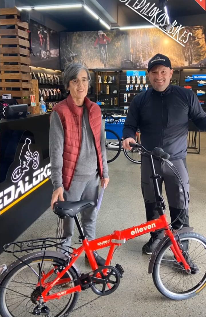Cliente com bicicleta gravel Absolute verde clara entregue na Pedalokos