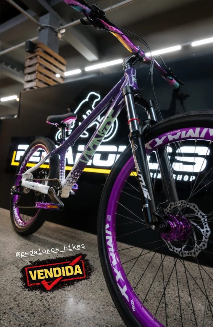 Bicicleta de dirt jump roxa personalizada em exposição na Pedalokos