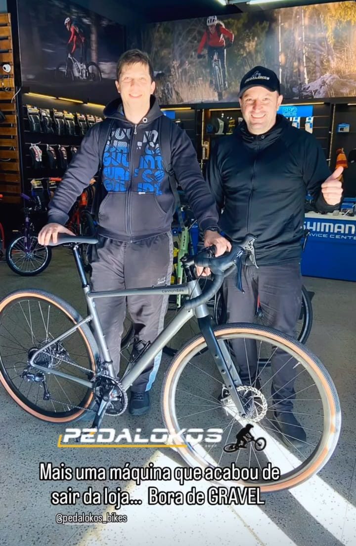 Cliente com mountain bike Oggi cinza e vermelha na Pedalokos