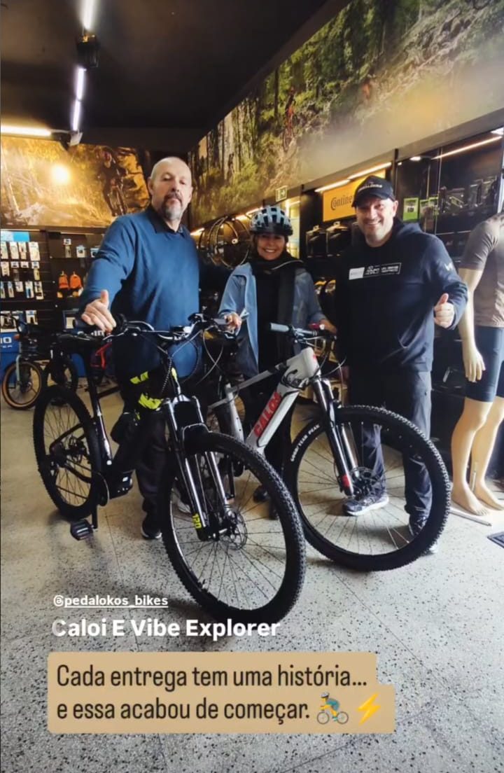Casal recebendo duas e-bikes Caloi E-Vibe Explorer na Pedalokos
