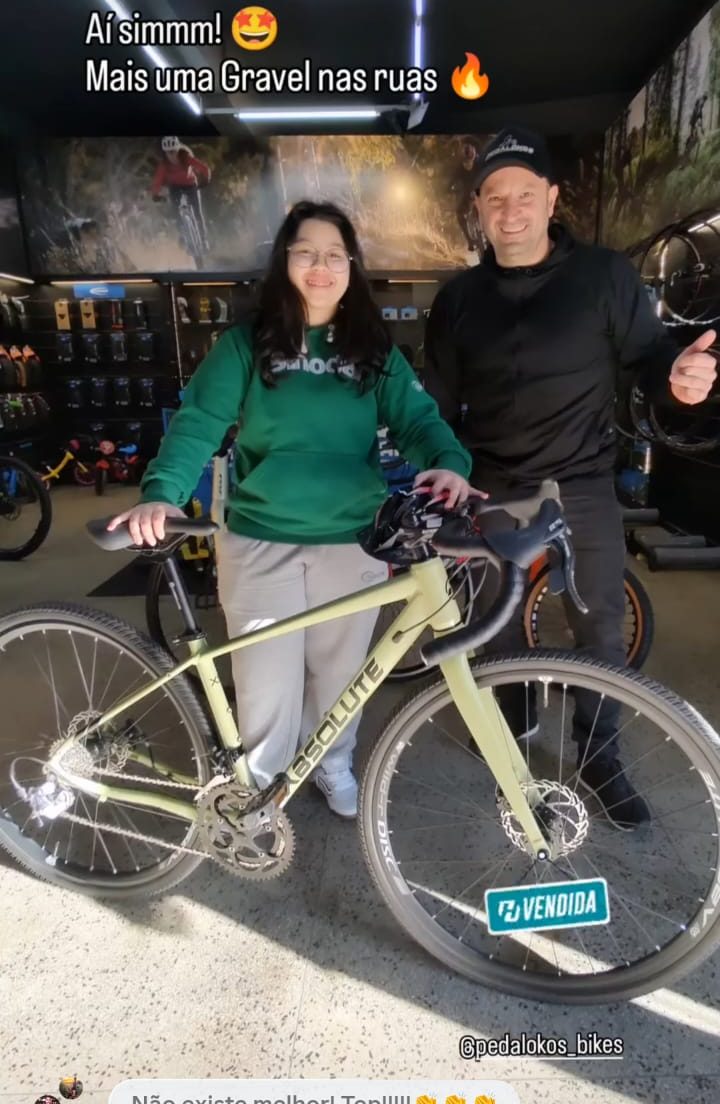 Cliente com bicicleta gravel Cannondale cinza na loja Pedalokos